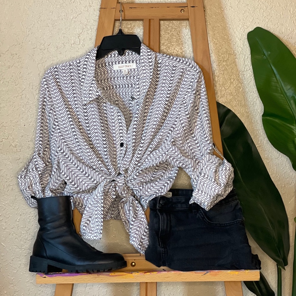 EUC Ellen Tracy button down safety pin blouse